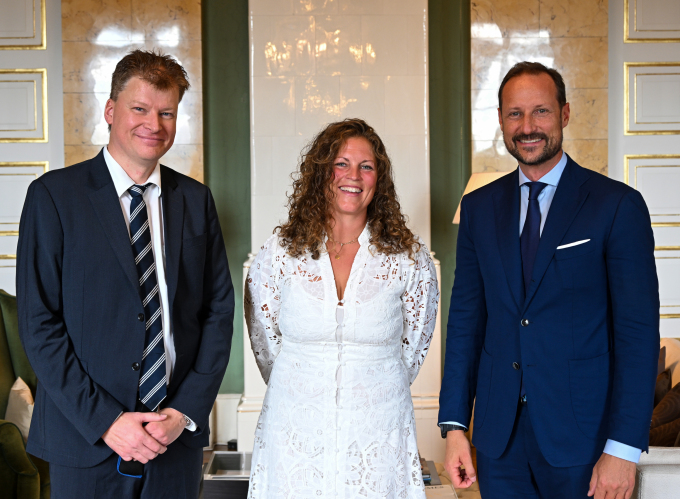 Kronprins Haakon tok imot styreleder Henriette Marie Skjæveland og styremedlem André Schau i audiens på sitt kontor. Foto: Det kongelige hoff